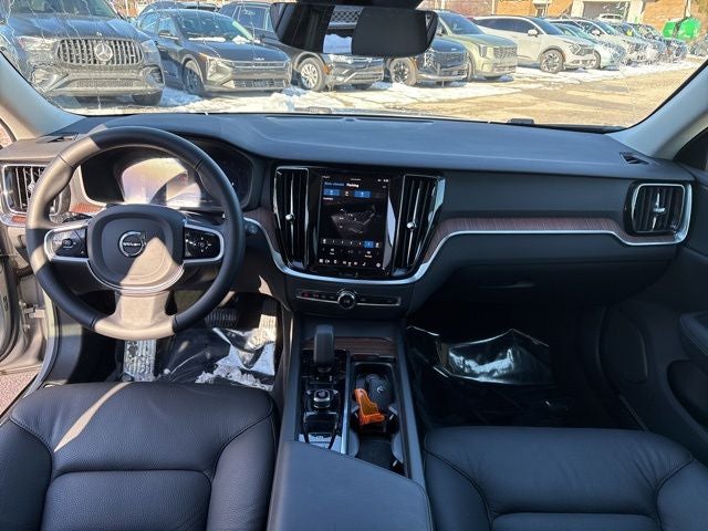 2025 Volvo V60 Cross Country B5 Plus