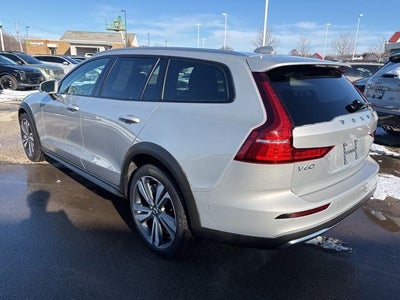 2025 Volvo V60 Cross Country B5 Plus