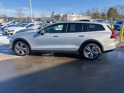 2025 Volvo V60 Cross Country B5 Plus