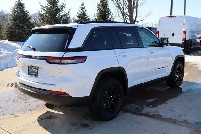 2026 Jeep Grand Cherokee Laredo Altitude