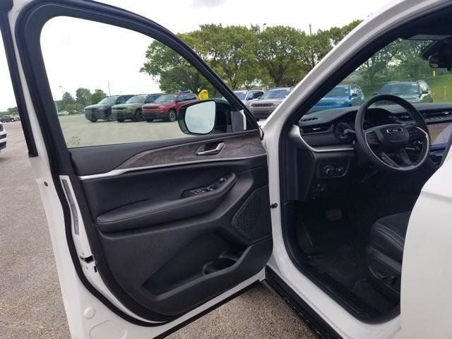 2026 Jeep Grand Cherokee Laredo Altitude