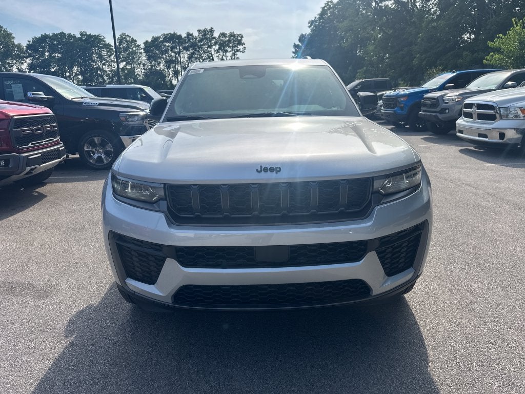 2026 Jeep Grand Cherokee Laredo Altitude