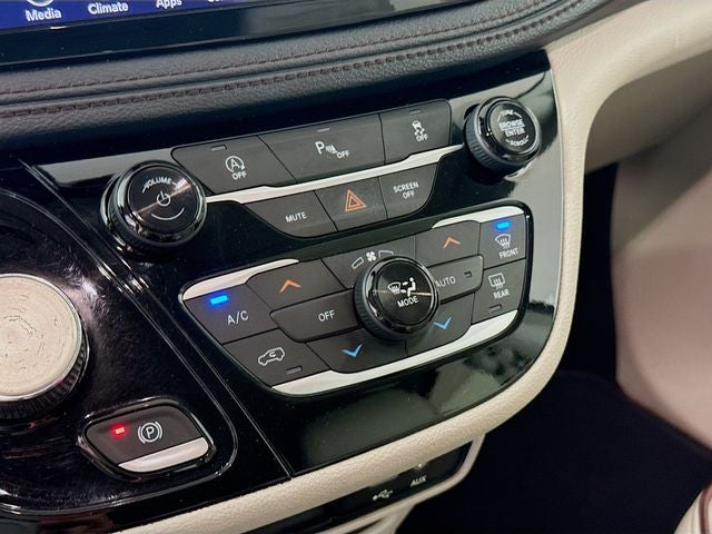 2020 Chrysler Pacifica Limited w/ COOLED LEATHER