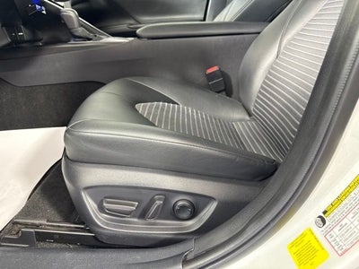 2023 Toyota Camry SE w/ APPLE CARPLAY