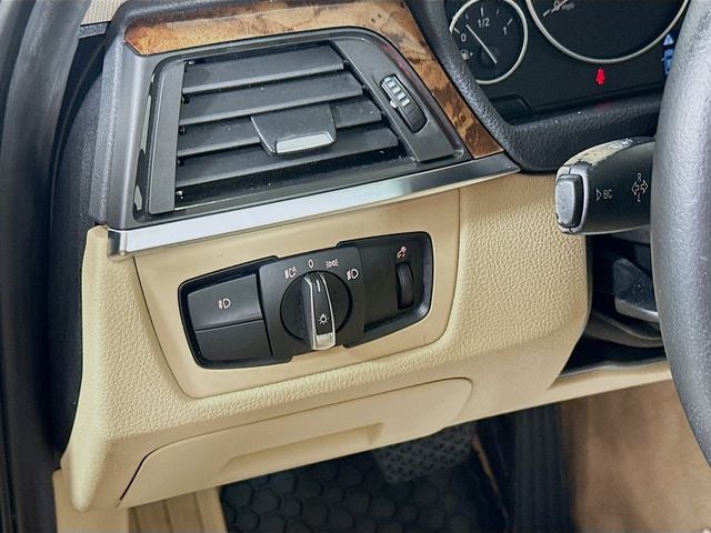 2013 BMW 3 Series 320i xDrive w/ HEATED LEATHER