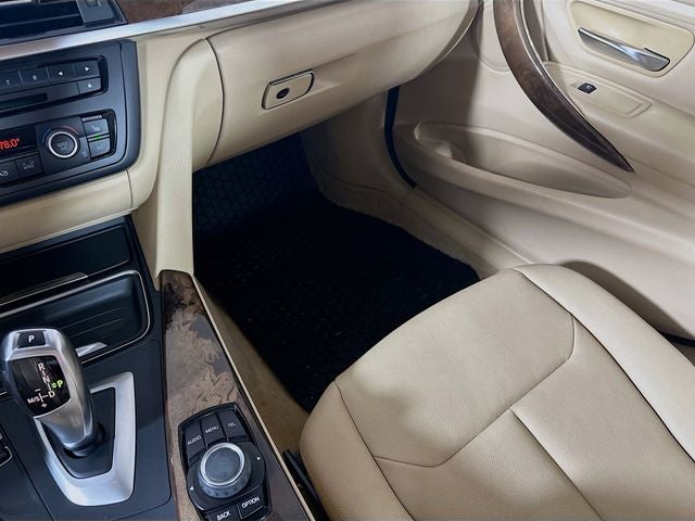 2013 BMW 3 Series 320i xDrive w/ HEATED LEATHER