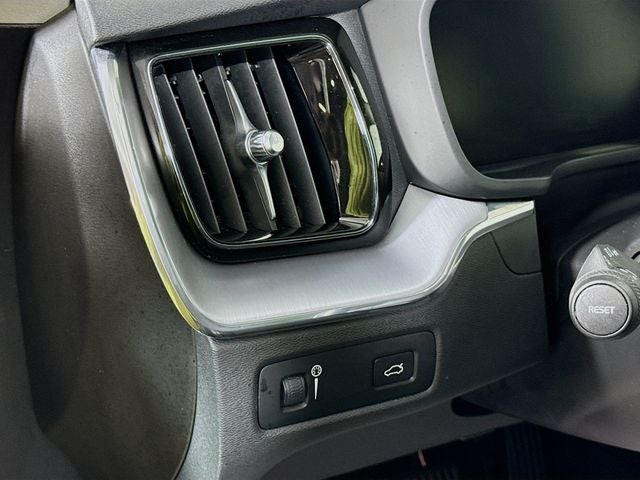 2020 Volvo XC60 T5 Momentum AWD w/ PWR SUNROOF