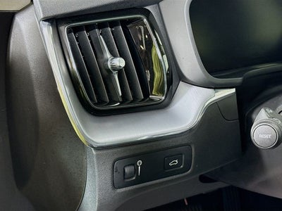 2020 Volvo XC60 T5 Momentum AWD w/ PWR SUNROOF