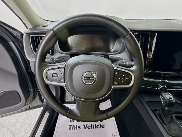 2020 Volvo XC60 T5 Momentum AWD w/ PWR SUNROOF