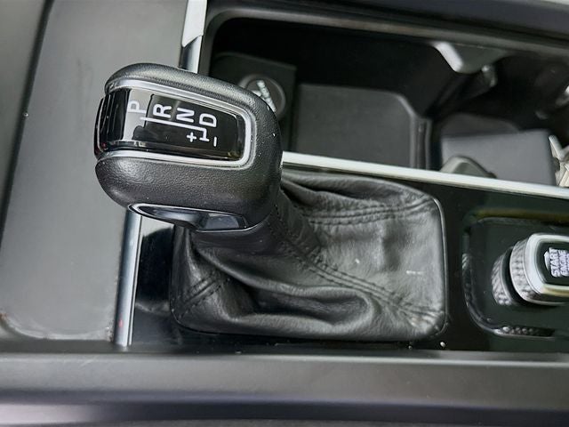2020 Volvo XC60 T5 Momentum AWD w/ PWR SUNROOF