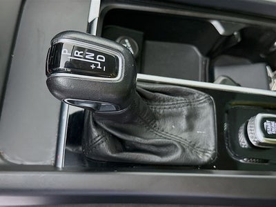 2020 Volvo XC60 T5 Momentum AWD w/ PWR SUNROOF