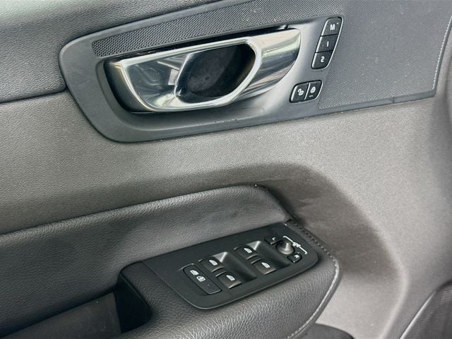 2020 Volvo XC60 T5 Momentum AWD w/ PWR SUNROOF