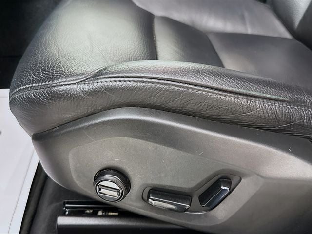 2020 Volvo XC60 T5 Momentum AWD w/ PWR SUNROOF