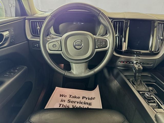 2020 Volvo XC60 T5 Momentum AWD w/ PWR SUNROOF