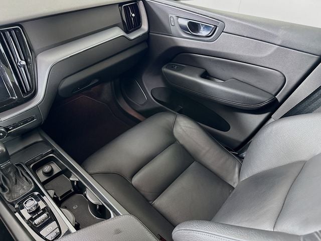 2020 Volvo XC60 T5 Momentum AWD w/ PWR SUNROOF