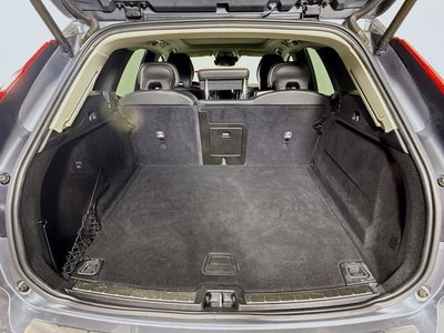 2020 Volvo XC60 T5 Momentum AWD w/ PWR SUNROOF