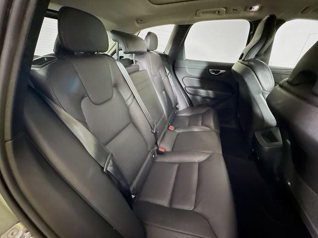 2020 Volvo XC60 T5 Momentum AWD w/ PWR SUNROOF