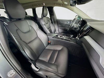 2020 Volvo XC60 T5 Momentum AWD w/ PWR SUNROOF