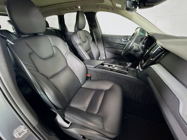 2020 Volvo XC60 T5 Momentum AWD w/ PWR SUNROOF