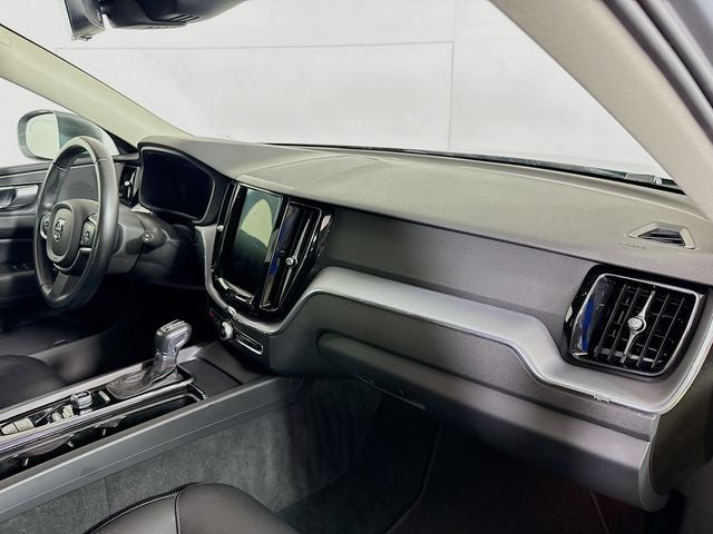 2020 Volvo XC60 T5 Momentum AWD w/ PWR SUNROOF