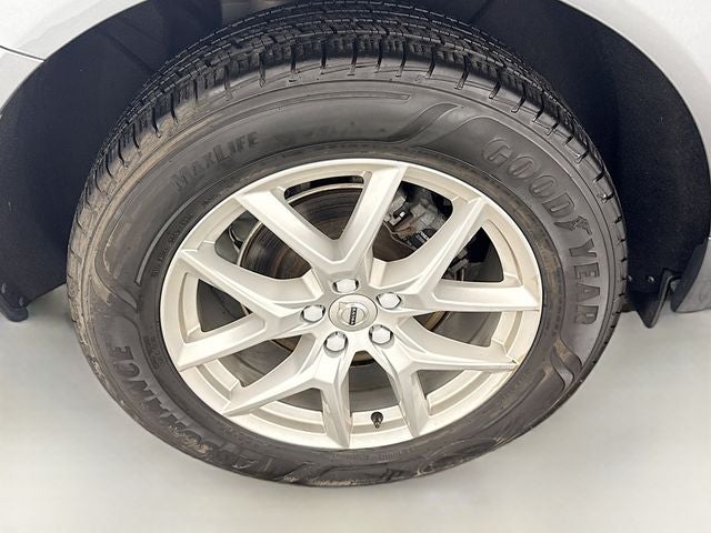 2020 Volvo XC60 T5 Momentum AWD w/ PWR SUNROOF