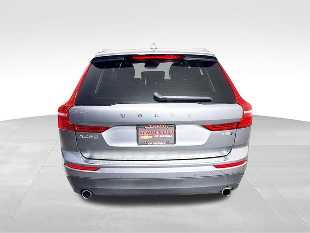 2020 Volvo XC60 T5 Momentum AWD w/ PWR SUNROOF