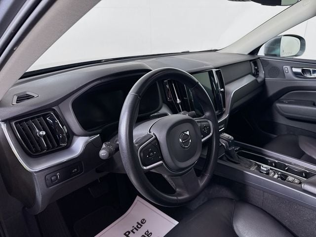 2020 Volvo XC60 T5 Momentum AWD w/ PWR SUNROOF