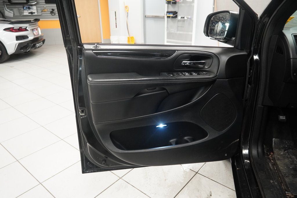 2017 Dodge Grand Caravan SE Plus Plus Blacktop