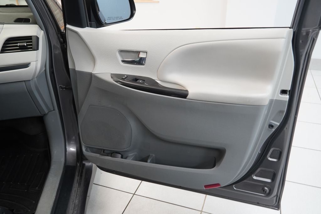 2013 Toyota Sienna SE 8 Passenger (PRE - AUCTION SPECIAL )