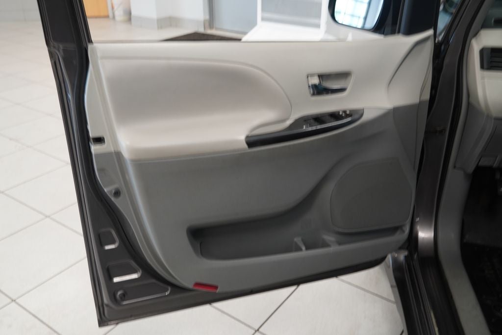 2013 Toyota Sienna SE 8 Passenger (PRE - AUCTION SPECIAL )