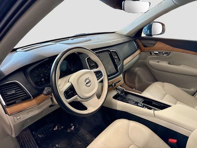 2021 Volvo XC90 T6 Momentum