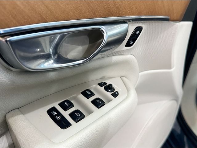 2021 Volvo XC90 T6 Momentum
