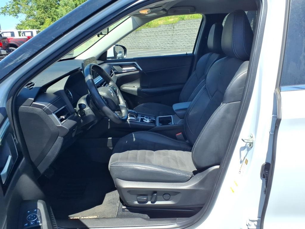 2023 Mitsubishi Outlander SE