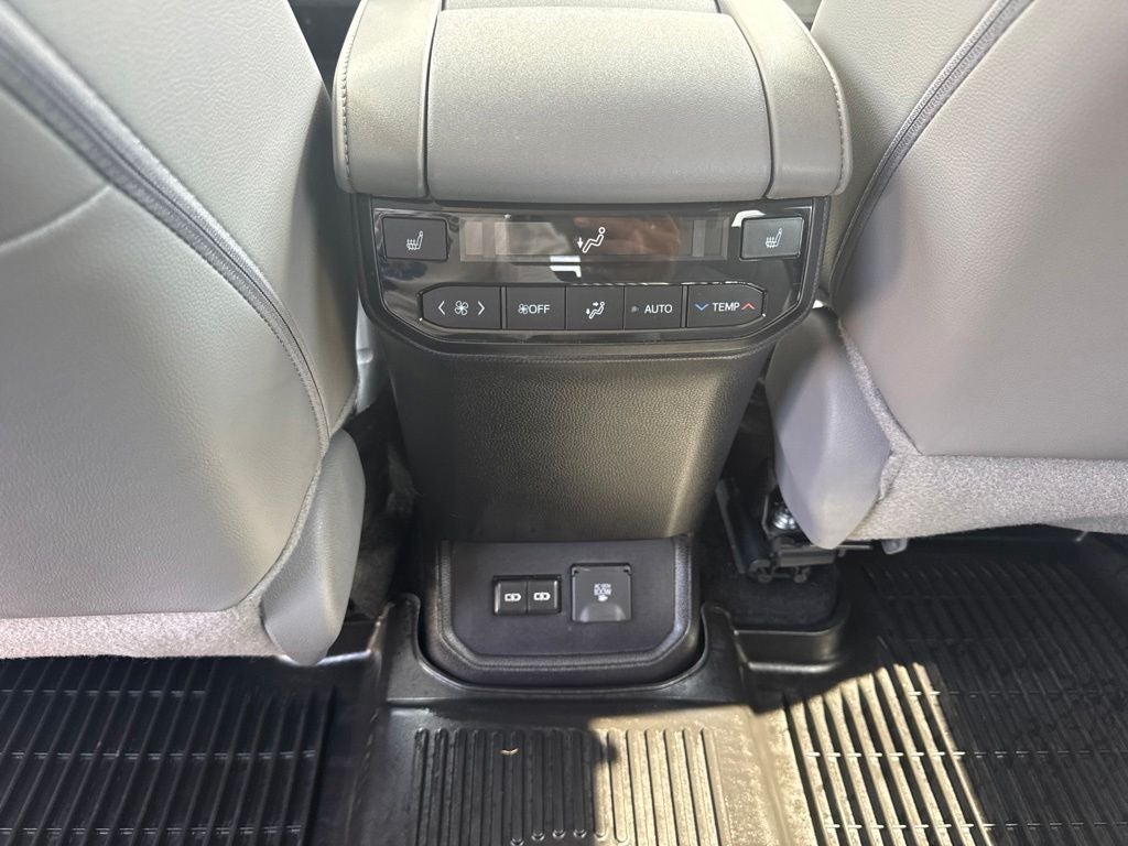 2025 Toyota Highlander Platinum