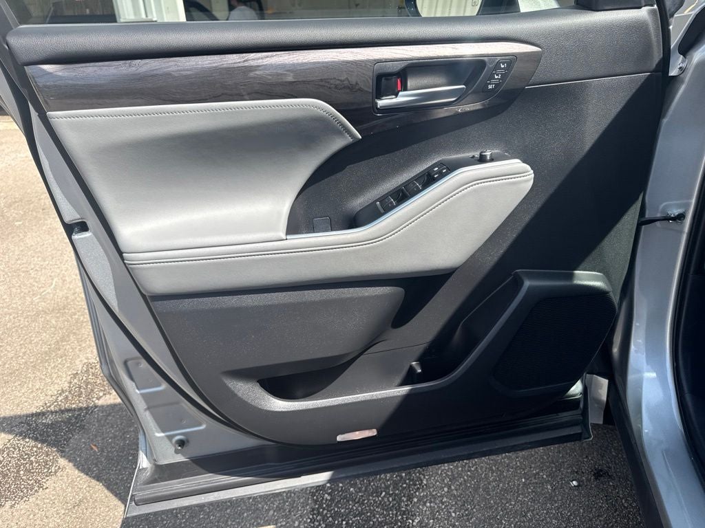 2025 Toyota Highlander Platinum