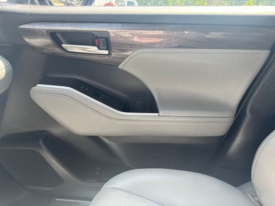 2025 Toyota Highlander Platinum