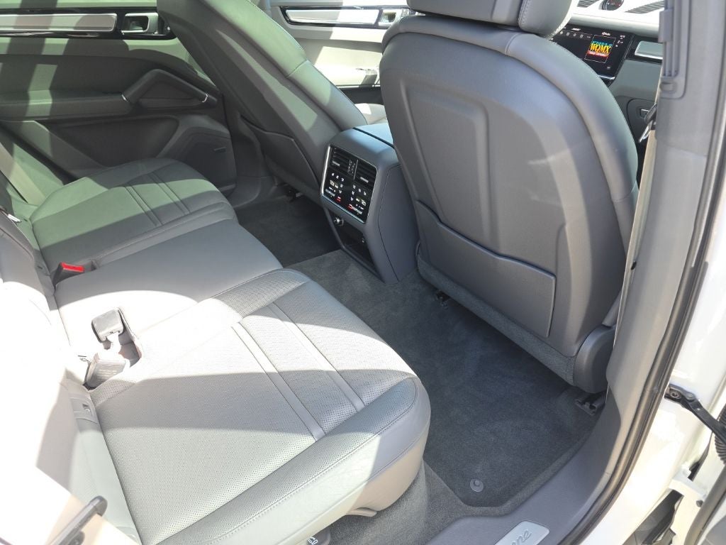 2023 Porsche Cayenne Platinum Edition