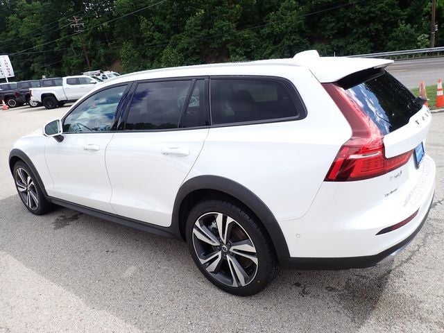 2024 Volvo V60 Cross Country B5 Plus