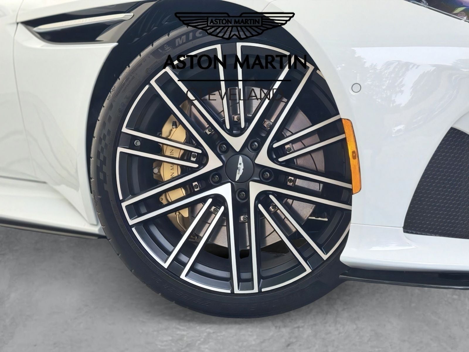 2025 Aston Martin DB12 Volante Volante