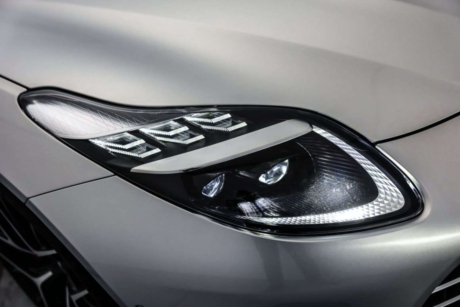 2025 Aston Martin DB12 Volante