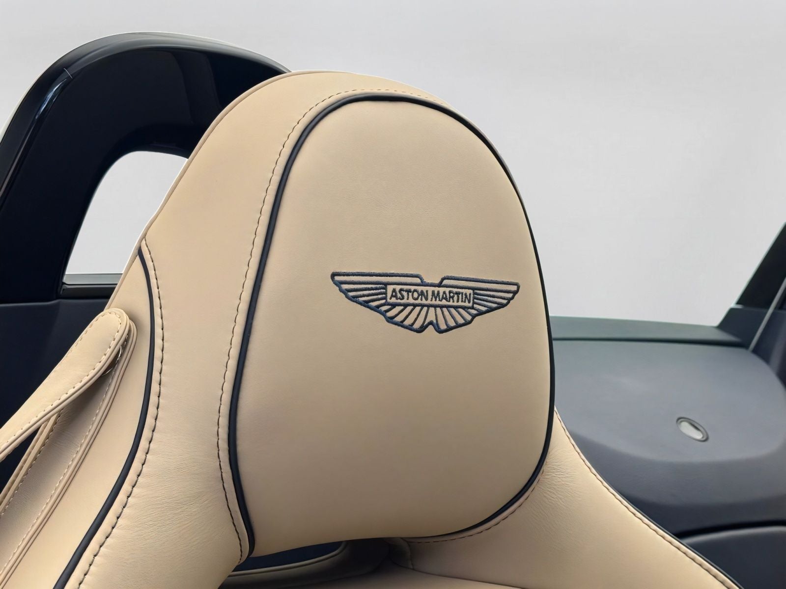 2026 Aston Martin Vantage Roadster