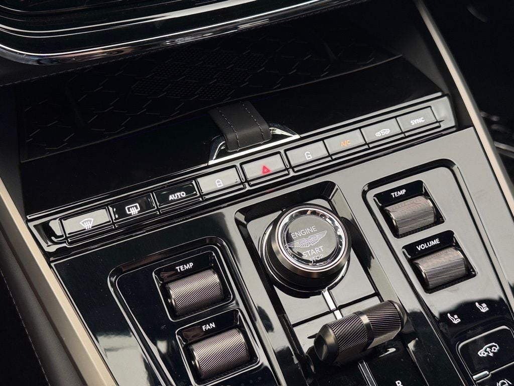 2025 Aston Martin DBX 707