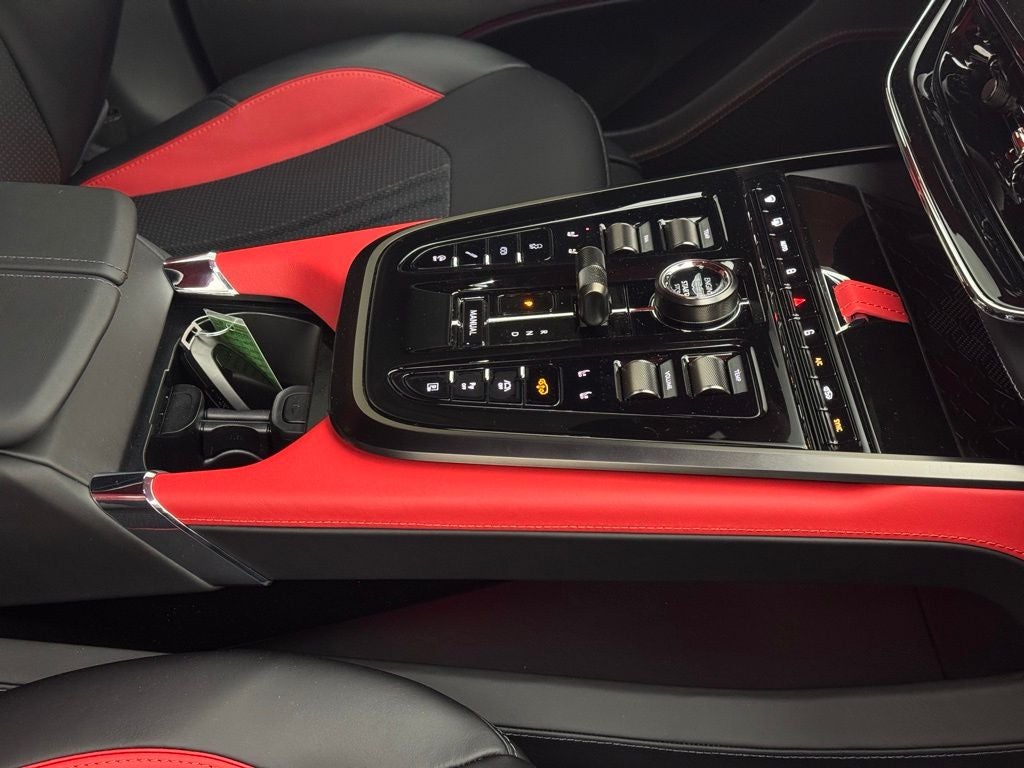 2025 Aston Martin DBX 707