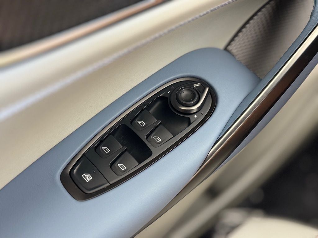 2025 Aston Martin DBX 707