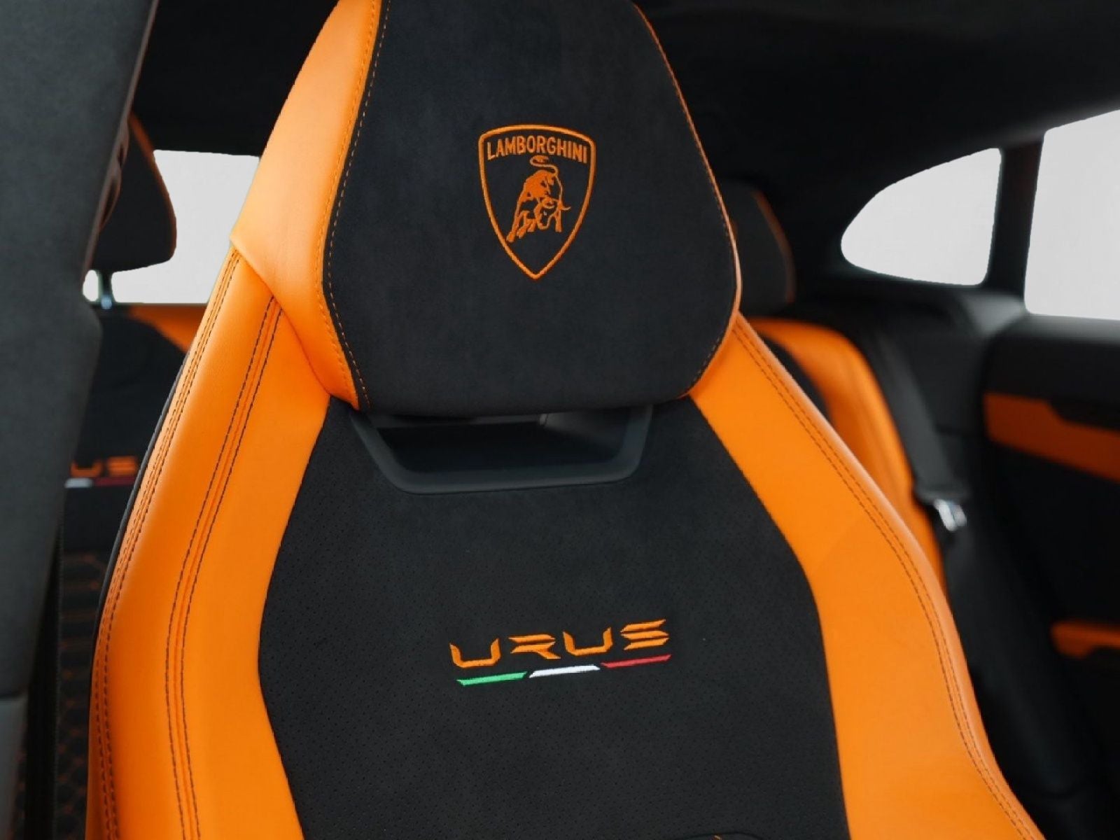 2022 Lamborghini Urus Base