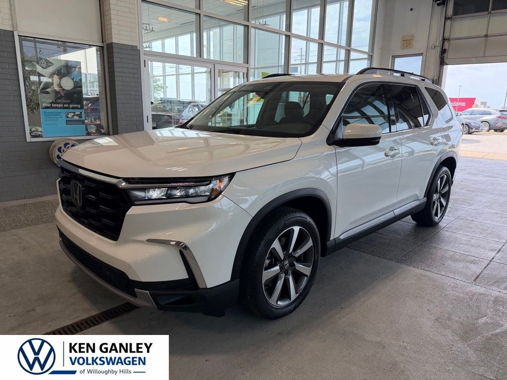 2023 Honda Pilot Touring AWD's photo