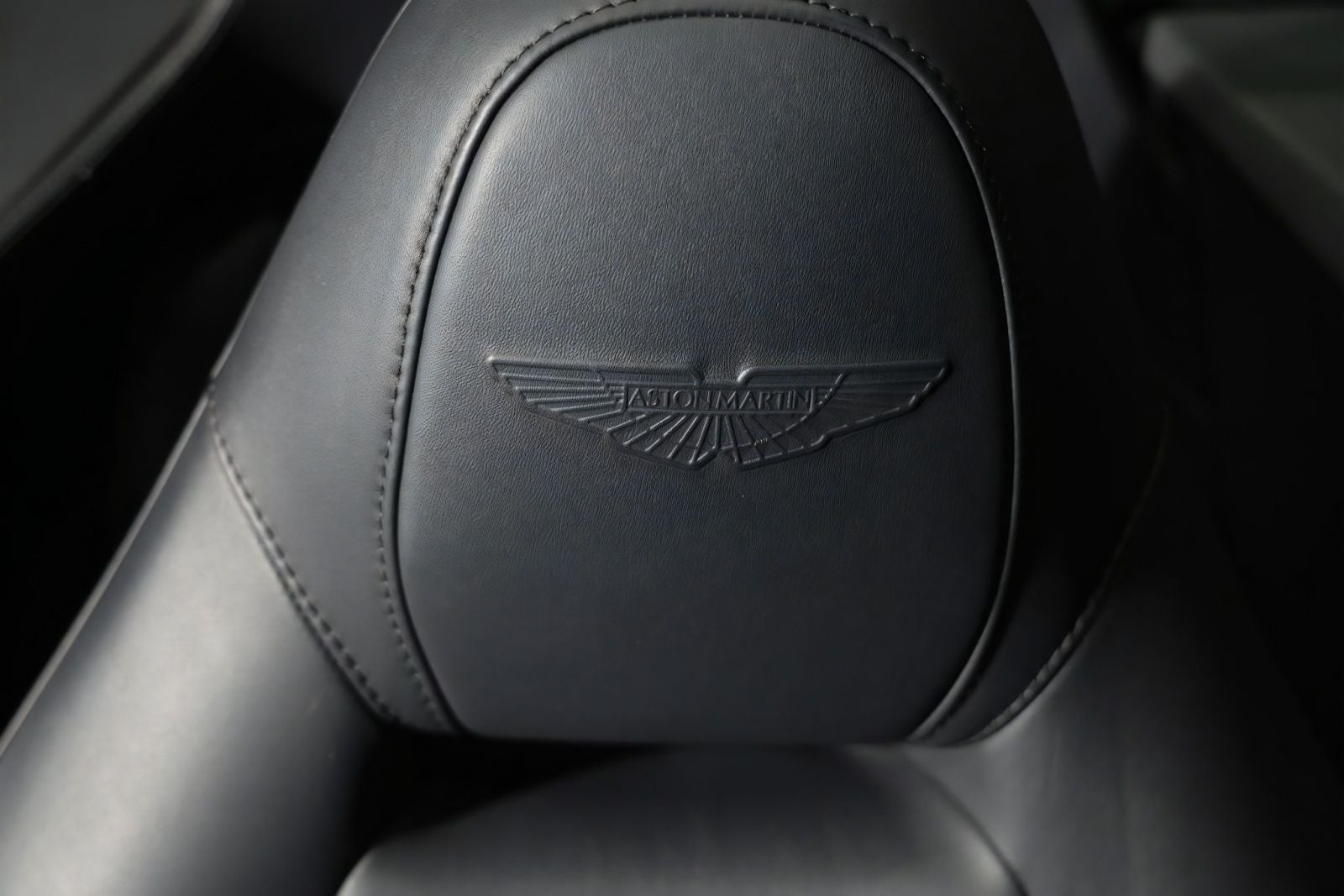 2022 Aston Martin Vantage Base