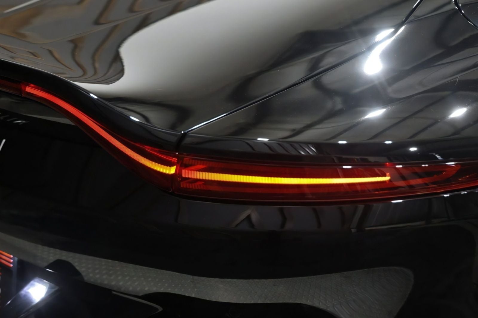 2022 Aston Martin Vantage Base