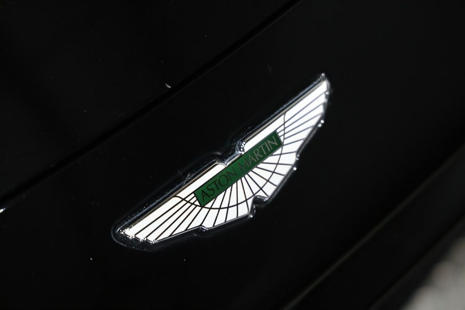 2022 Aston Martin Vantage Base