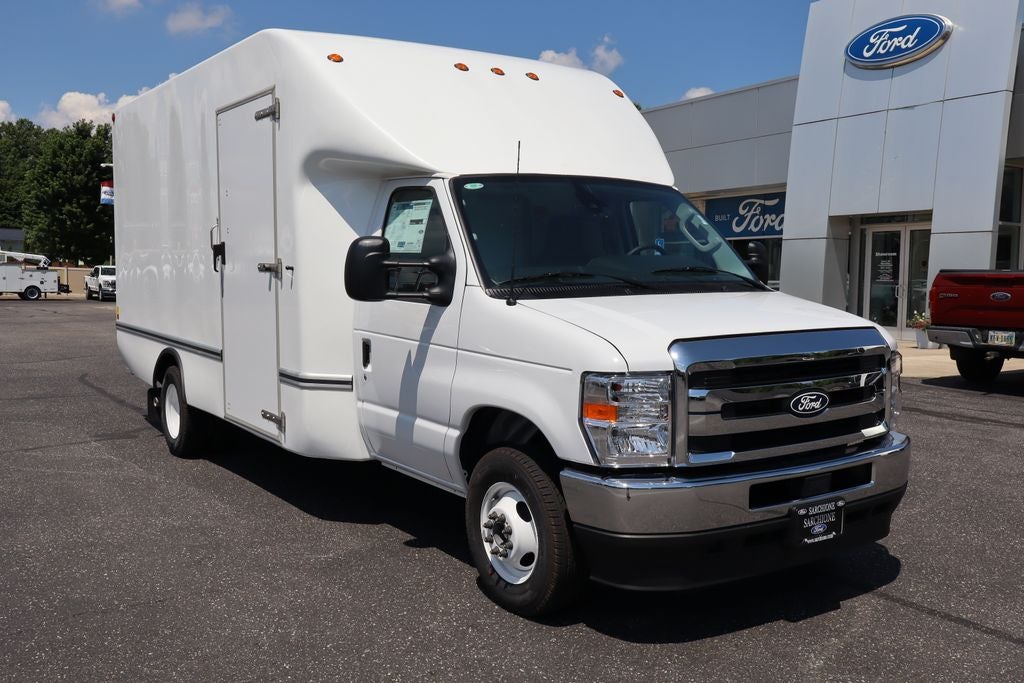 2027 Ford E-450SD Cutaway DRW w/16.5' Unicell Aerocell Body